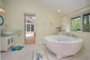 Shared En-Suite Bathroom - Country homes for sale and luxury real estate including horse farms and property in the Caledon and King City areas near Toronto